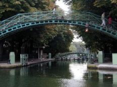 canal-saint-martin-footbridge